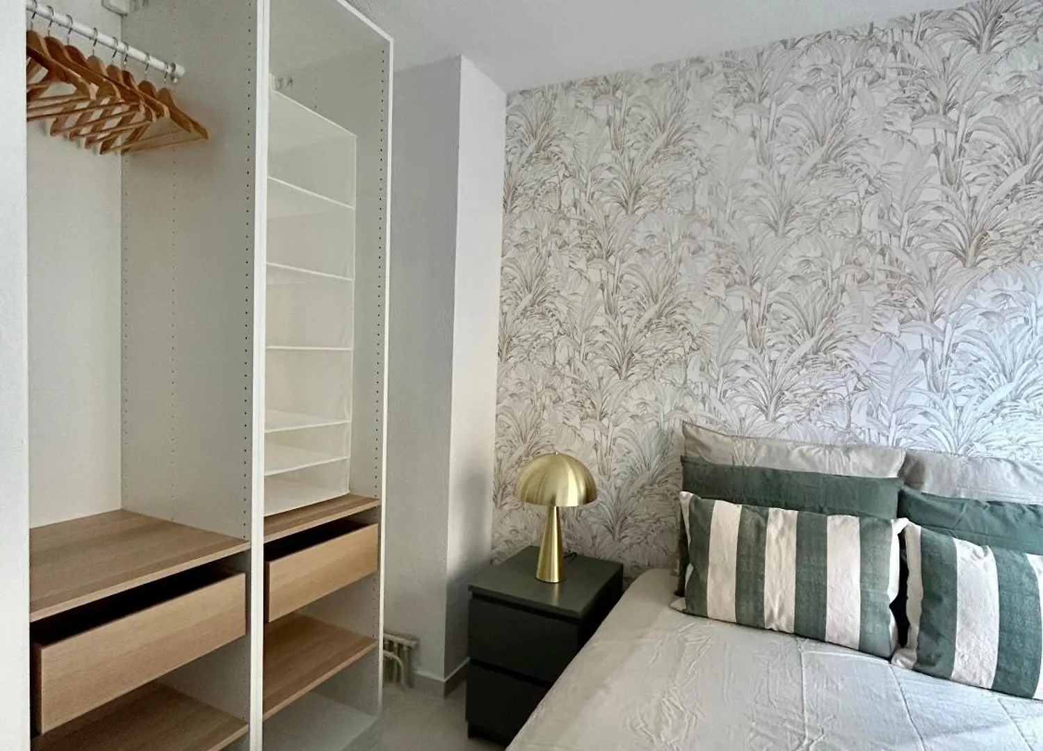 Menton Carre D'Or - Private Garage Apartment 0*,